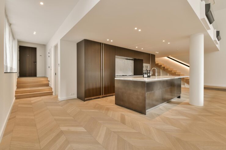 ahsap-zeminli-beyaz-duvarli-ve-ikinci-kata-cikan-ahsap-merdivenli-bir-apartmanda-modern-bir-mutfak-ve-oturma-odasi_305343-57883