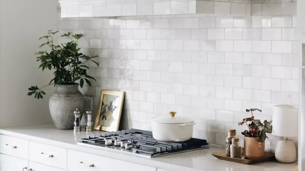 TimberTrails_WarmWhites_Kitchen_009_16x9